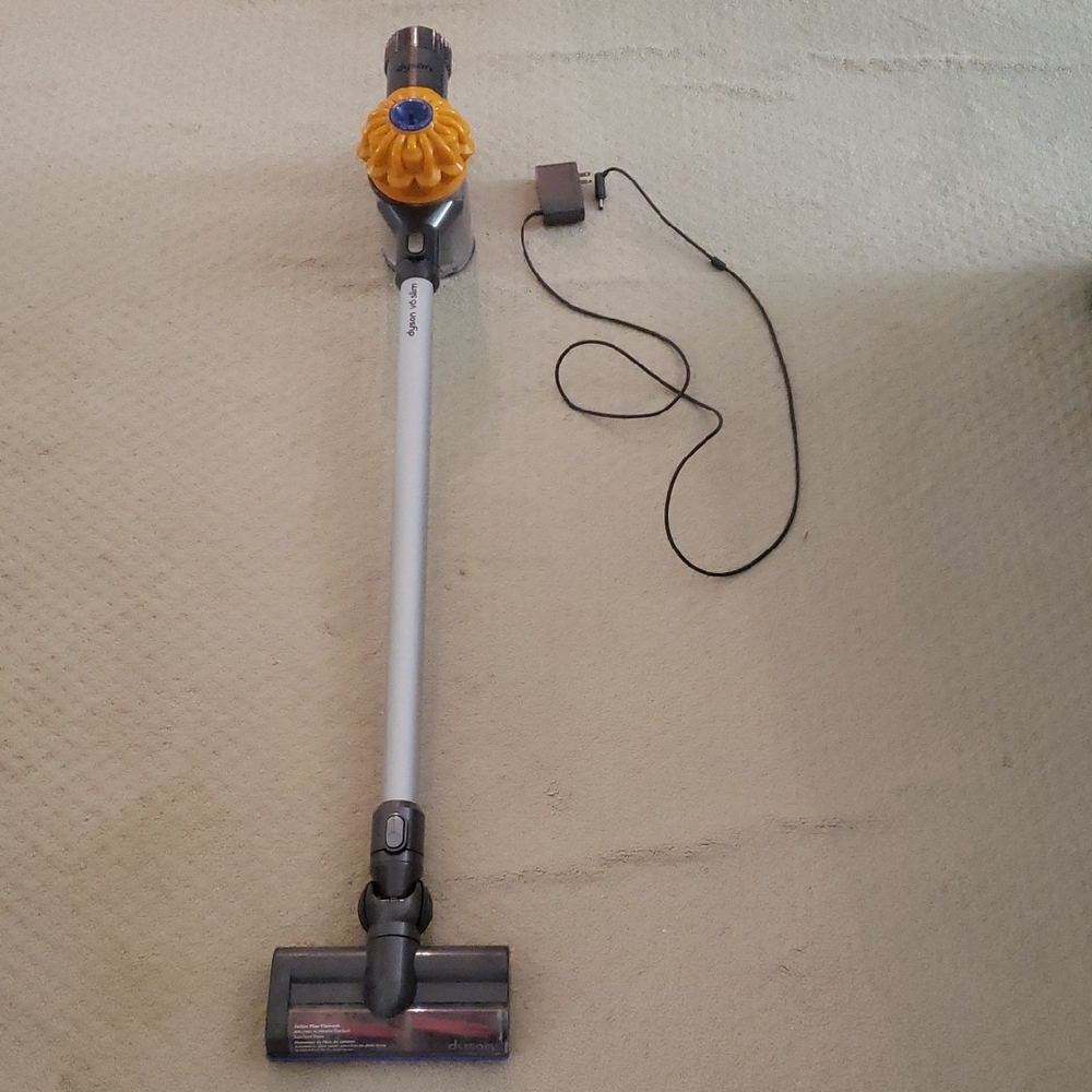 Dyson V6 Slim Cordless Stick Vacuum Cleaner in Yellow and Silver *does NOT work*